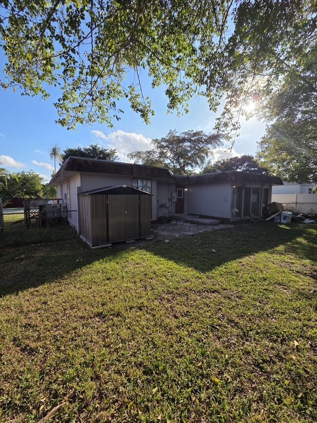 7003 NW 79th St in Tamarac, FL - Building Photo - Building Photo