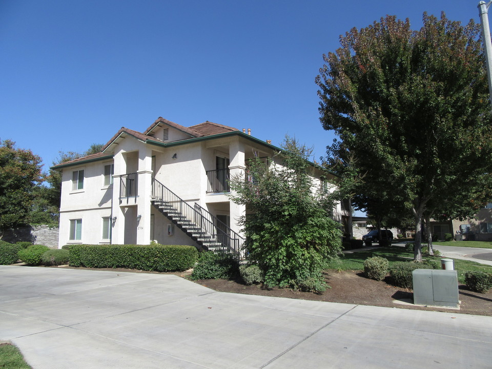 Ashely Square Apartments in Visalia, CA - Building Photo