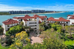 310 La Peninsula Blvd in Naples, FL - Building Photo