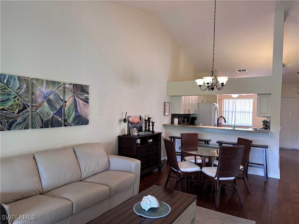 321 Robin Hood Cir in Naples, FL - Building Photo