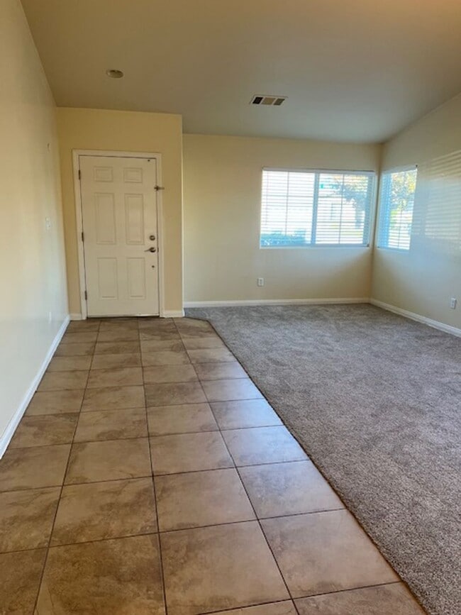 13003 Lake Pueblo Way in Bakersfield, CA - Foto de edificio - Building Photo