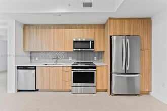 2150 N Bayshore Dr, Unit 304 in Miami, FL - Building Photo - Building Photo