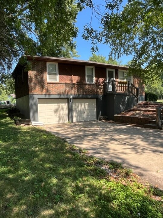 11400 N Charlotte St in Kansas City, MO - Building Photo