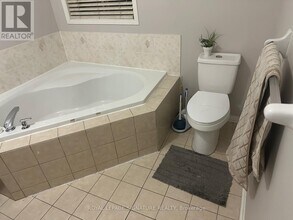 1215 Wadebridge Crescent in Oshawa, ON - Building Photo - Building Photo