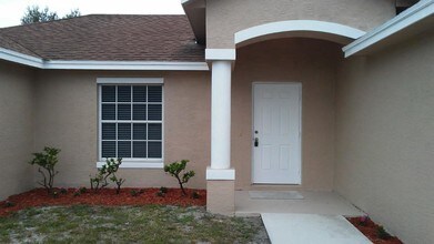 832 SW Duncan Terrace in Port St. Lucie, FL - Building Photo - Building Photo