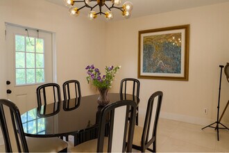 2395 NE 184th Terrace in North Miami Beach, FL - Foto de edificio - Building Photo