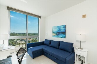 3000 Oasis Grand Blvd in Ft. Myers, FL - Building Photo - Building Photo