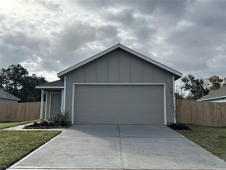 220 Houston St in Angleton, TX - Building Photo