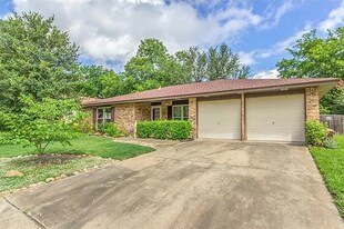 10004 Oak Run Dr in Austin, TX - Building Photo
