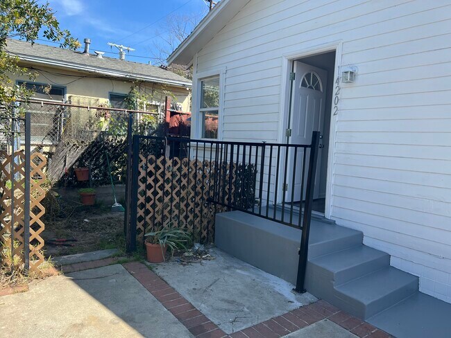 14202 Erwin St in Van Nuys, CA - Building Photo - Building Photo
