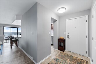 12550 Lake Ave in Lakewood, OH - Building Photo - Building Photo