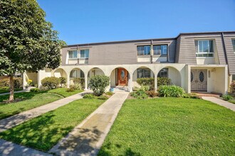 9542 Bloomfield St in Cypress, CA - Foto de edificio - Building Photo