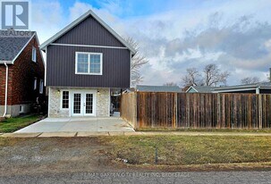 5 Cunningham St in Thorold, ON - Building Photo