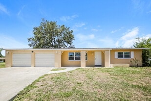 11 Kentucky Rd in Lehigh Acres, FL - Building Photo