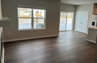 355 Ember Dr in Waukee, IA - Building Photo - Building Photo