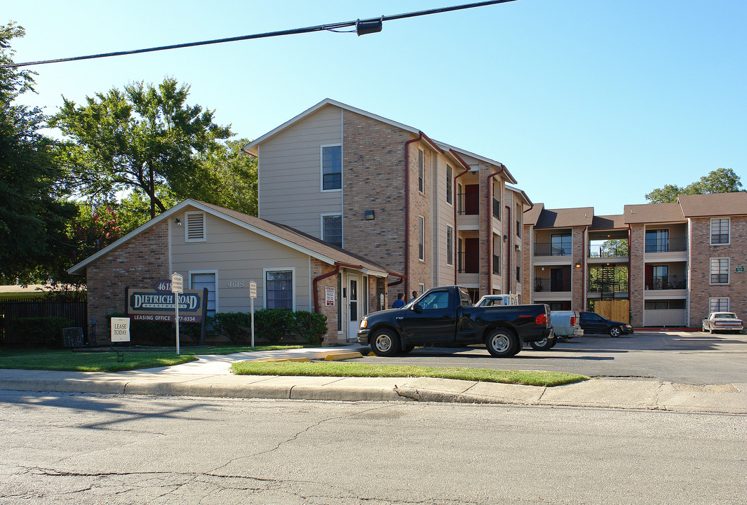 Dietrich Road in San Antonio, TX - Foto de edificio