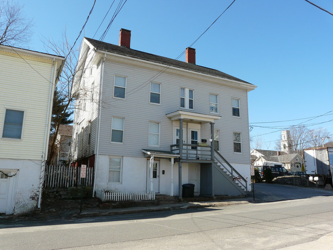 46 Park St in Thomaston, CT - Foto de edificio - Building Photo