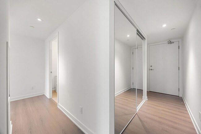 8 Wellesley St W in Toronto, ON - Building Photo - Building Photo