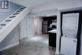72 Glacier Crescent in Toronto, ON - Building Photo - Building Photo