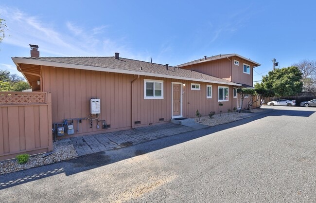 1327 Essex Way in San Jose, CA - Foto de edificio - Building Photo