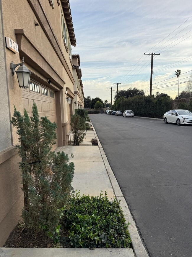335 N Fenimore Ave in Azusa, CA - Foto de edificio - Building Photo