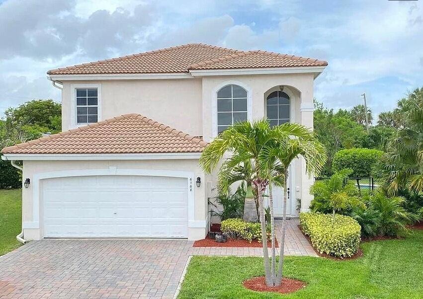 6168 Adriatic Way in Greenacres, FL - Foto de edificio