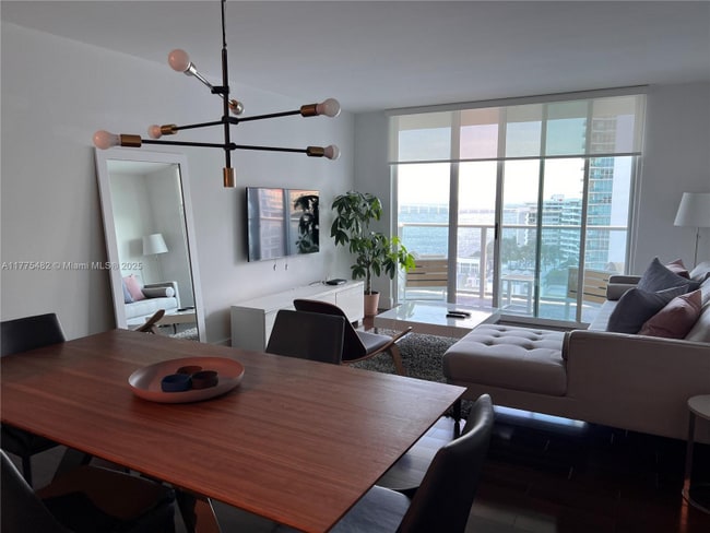 1155 Brickell Bay Dr in Miami, FL - Foto de edificio - Building Photo
