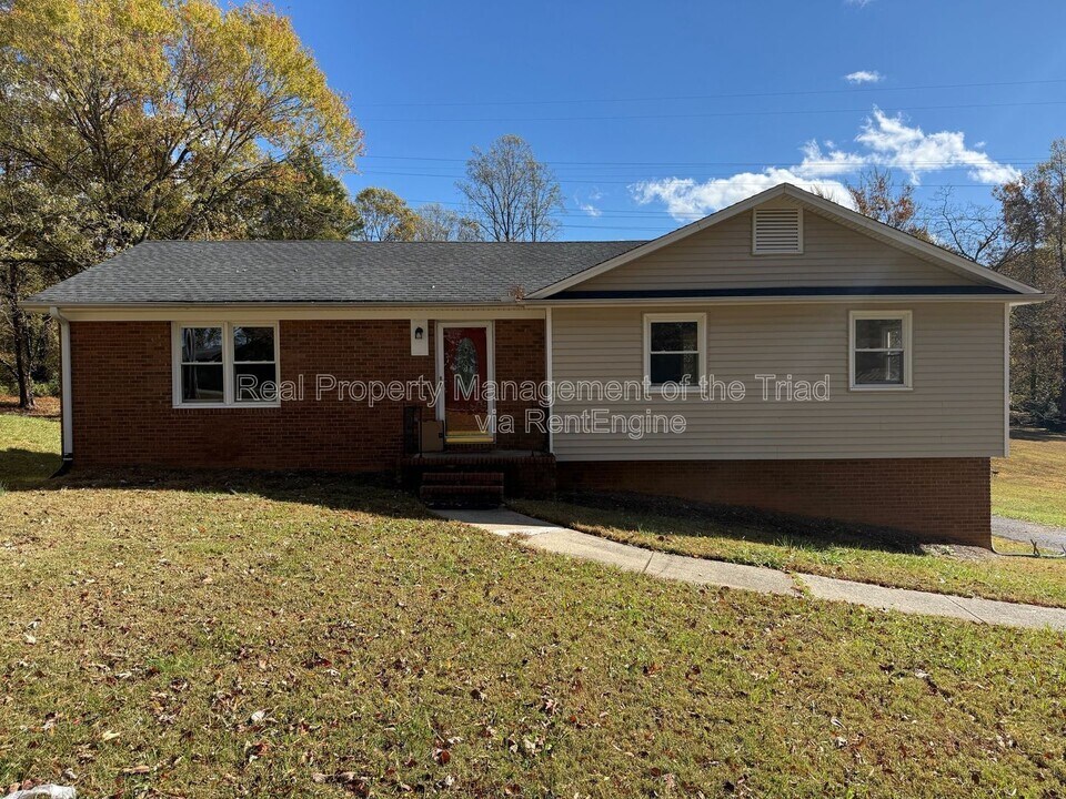 2563 Wood Valley Rd in Winston-Salem, NC - Building Photo