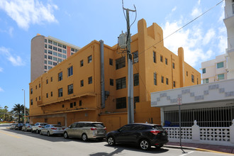 2814 Collins Ave in Miami Beach, FL - Building Photo - Building Photo