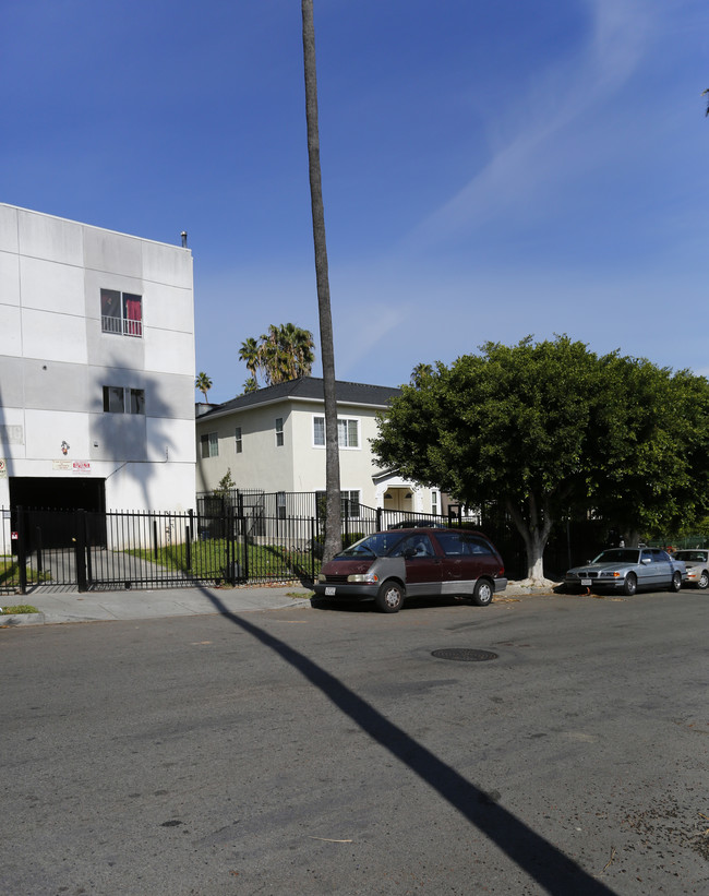 913 Mariposa Ave in Los Angeles, CA - Building Photo - Building Photo