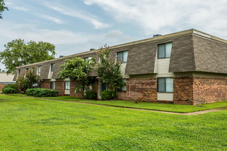 The Vue at Claudette Townhomes & Apartments in Memphis, TN - Building Photo - Building Photo