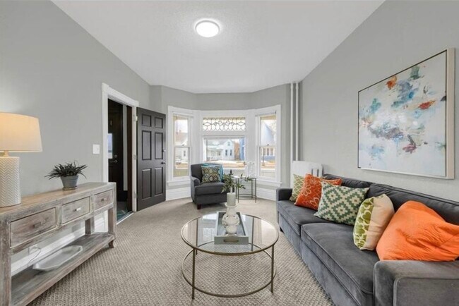 1055 7th St W, Unit Modern 2 bed 1 bath den in St. Paul, MN - Building Photo - Building Photo