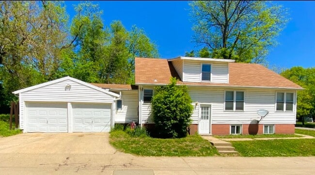 210 S Manhattan Ave in Manhattan, KS - Building Photo - Building Photo