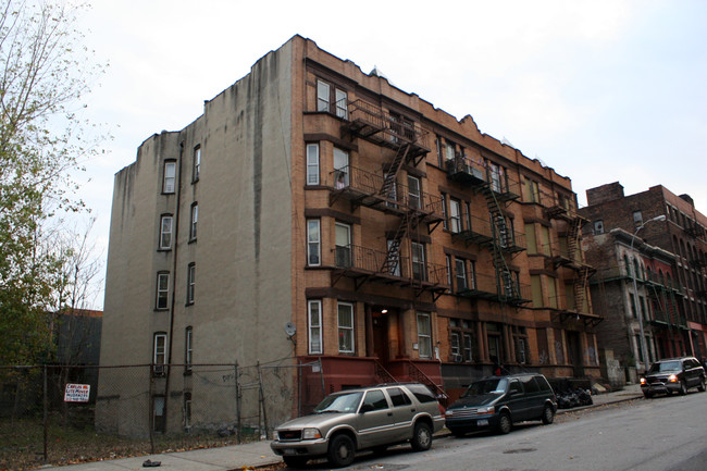 585 E 137th St in Bronx, NY - Building Photo - Building Photo