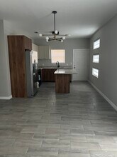 521 N Delaware St, Unit 2 in Alton, TX - Foto de edificio - Building Photo