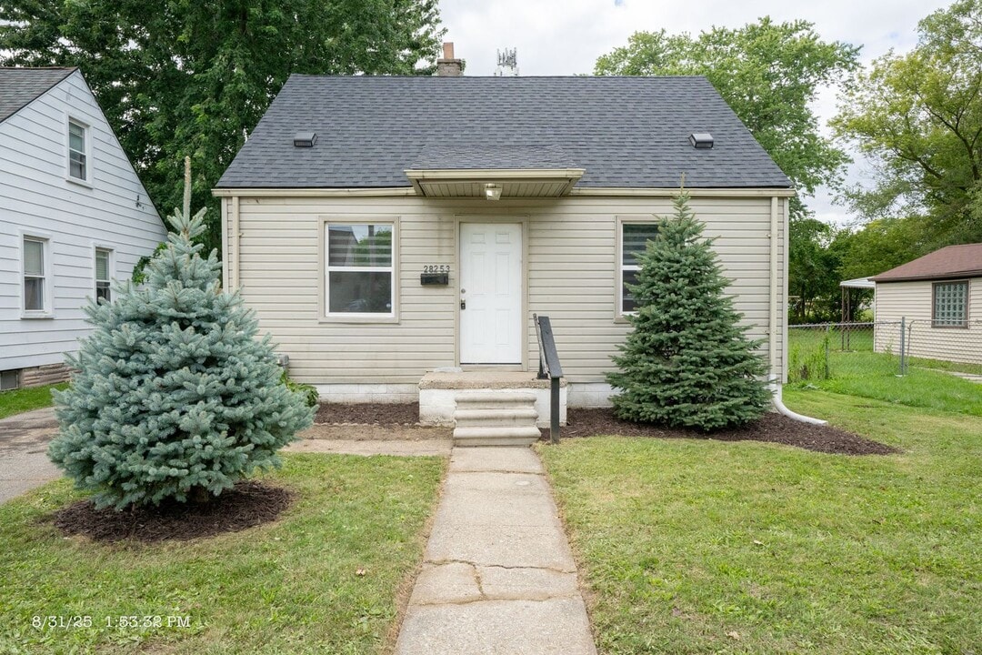 28253 Schram St in Roseville, MI - Building Photo