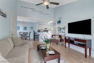 1205 Wildwood Lakes Blvd in Naples, FL - Building Photo - Building Photo
