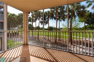 250 Jacaranda Dr in Plantation, FL - Building Photo