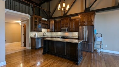 1715 Summit St, Unit 205 in Kansas City, MO - Foto de edificio - Building Photo