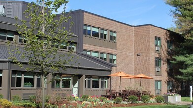 Naubuc Green Apartments in Glastonbury, CT - Foto de edificio - Building Photo