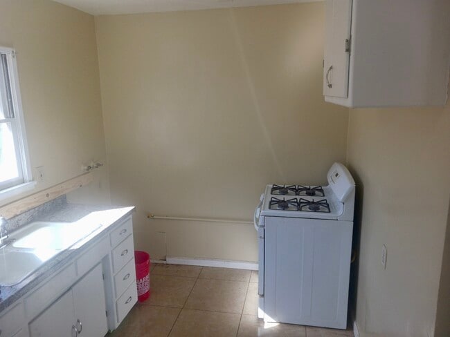 516 E Fredricks St, Unit A in Barstow, CA - Foto de edificio - Building Photo