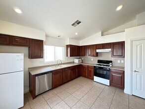 8571 Little Fox St in Las Vegas, NV - Building Photo - Building Photo