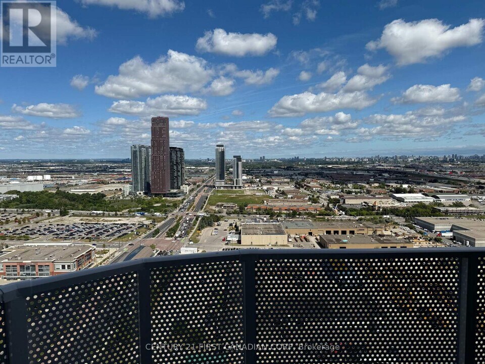 28 Interchange Wy in Vaughan, ON - Building Photo