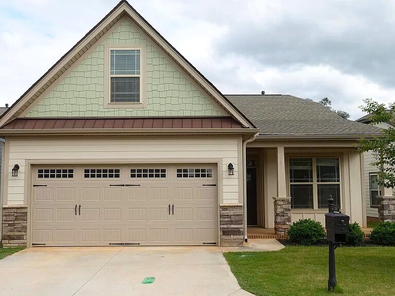 185 Bur Oak Dr in Taylors, SC - Building Photo