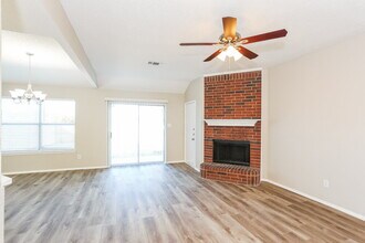 1041 Glencrest Dr in Cedar Hill, TX - Foto de edificio - Building Photo