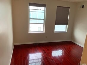 1-34 Meridian Blvd in Queens, NY - Foto de edificio - Building Photo