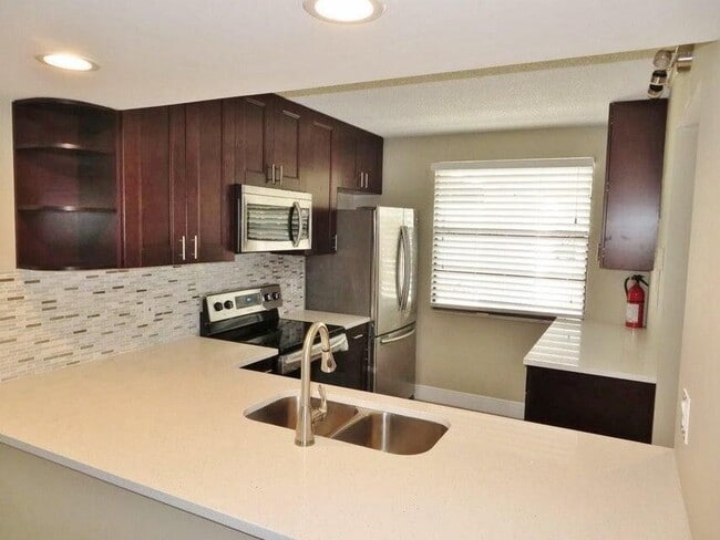 3521 Village Blvd in West Palm Beach, FL - Foto de edificio - Building Photo