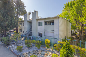 Marconi Village Apartments in Carmichael, CA - Foto de edificio - Building Photo