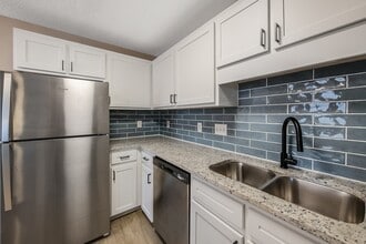 Spring Lake Apartments in Greenville, NC - Foto de edificio - Building Photo