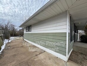 220 Dundee Cir in St. Louis, MO - Building Photo - Building Photo